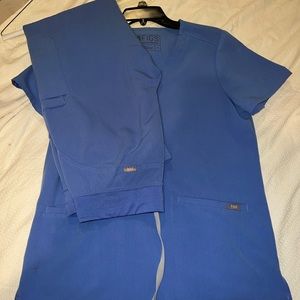 Figs set! Two pocket scrub top size small. Cargo pants size small